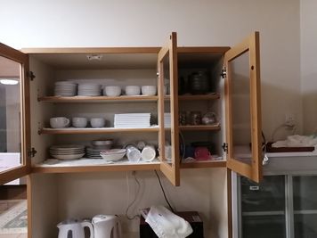 食堂　電気ケトル３つ　トースター　食器棚内は食器取り揃えております - ペンション　アルヴィラ近江舞子 レンタルスペースの室内の写真