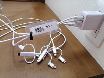 スマホ充電器
iphone、Type C、Micr USB　3者に対応 - ペンション　アルヴィラ近江舞子 レンタルスペースの室内の写真