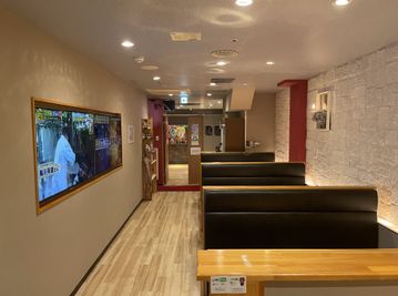 ロビー
２４席、飲食可、wifi完備、大型テレビ２台 - D-studio レンタルスペース(ダンス、演奏、イベントなど)の入口の写真