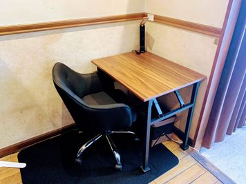 テレワーク＆喫茶 パステル　デスク席の写真です。 - テレワーク＆喫茶 パステル テーブル席の室内の写真