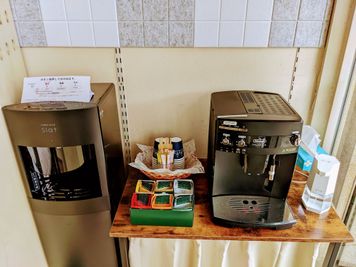 セルフサービスでコーヒーメーカー、紅茶、ミネラルウォーターがご利用いただけます。 - テレワーク＆喫茶 パステル テーブル席の室内の写真