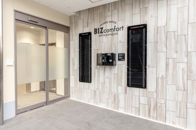 受付電話にてコンシェルジュをお呼び出しください。 - BIZcomfort大宮西口 6名用会議室（完全個室）の入口の写真