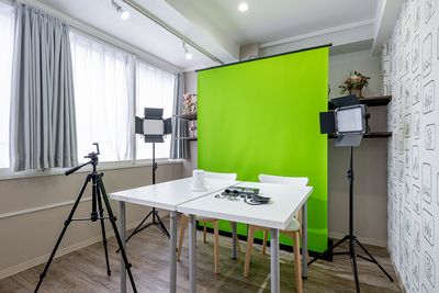 照明、三脚、グリーンバックなど - ブルーバード 【撮影スタジオ】ローズの設備の写真