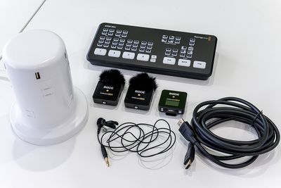 スイッチャー、ワイヤレスマイク、延長コードなど - ブルーバード 【撮影スタジオ】ローズの設備の写真