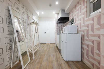 キッチンとハンガー、全身ミラー - ブルーバード 【撮影スタジオ】ローズの室内の写真