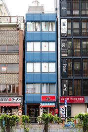 青いビルです - ブルーバード 【撮影スタジオ】ローズの外観の写真