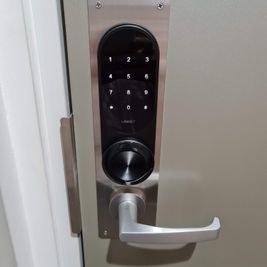 暗証番号による開閉です - ブルーバード 【撮影スタジオ】ローズの入口の写真