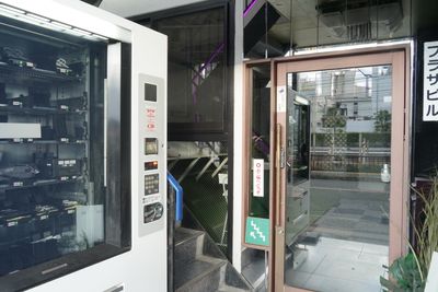 ドローンの自動販売機が目印です - レンタルスペースビル　ドロンバ １Ｆ　ＢＢＱスペースの入口の写真