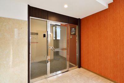 3階エントランス - コワーキングスペース【ベース大曽根】 【E】会議室の入口の写真