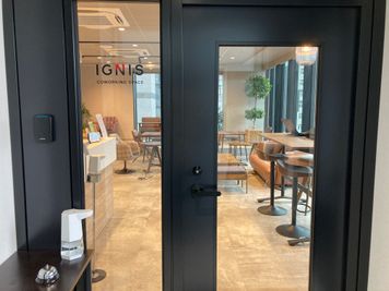 StartupSide Tokyo | スタートアップサイド東京 コワーキングスペースCの入口の写真