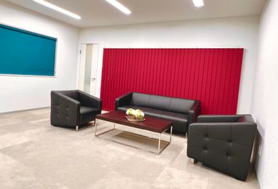 カウンセリングに使えるソファーセット完備 - レンタルサロン＆スペース　ミュウの室内の写真