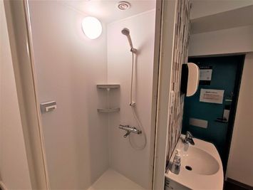 シャワー室（有料1階10円） - レンタル・コワーキングスペース【ベース大曽根】 お手頃価格のレンタルサロンの室内の写真