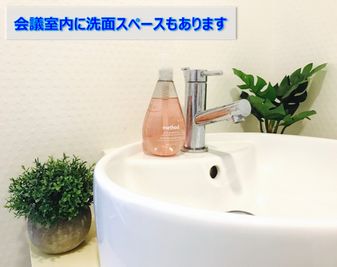 【楽らく会議室 神田】 神田駅近の多目的スペース★テレワーク・会議・撮影・施術等に♪の室内の写真