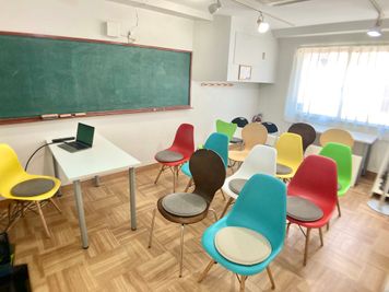 【楽らく会議室 神田】 神田駅近の多目的スペース★テレワーク・会議・撮影・施術等に♪の室内の写真