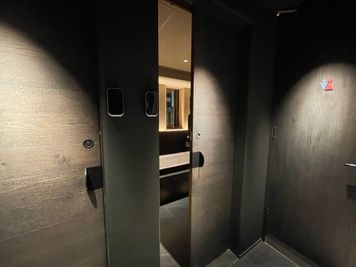 目の前の右側のお部屋がSalon Aです。 - ナリジム/ナリサロン/ナリスタジオ Salon Aの入口の写真