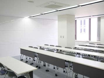 名古屋会議室 MYCAFE 伏見本店 第1会議室（13:00-17:00パック）の室内の写真