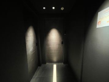 一番奥まで廊下を進みます。 - ナリジム/ナリサロン/ナリスタジオ Salon Bの入口の写真