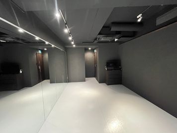 壁一面の大きな鏡でダンスやポージングの練習に最適！ - ナリジム/ナリサロン/ナリスタジオ Studioの室内の写真