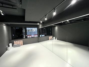 年中無休《黒い和紙の壁でシックな雰囲気のダンススタジオ》ヨガマットやヨガブロック完備！当日予約、24時間利用、シャワー室無料！ - ナリジム/ナリサロン/ナリスタジオ