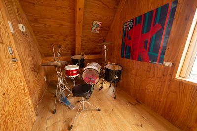 ドラムセット - Miraie レンタル撮影、海外風ポップのようなハウススタジオ アイランドキッチン付きハウススタジオの室内の写真