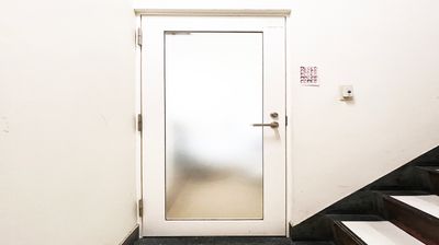 入口ドア - 六本木ニュー麻布ビルスタジオ 白ホリゾント レンタル 写真動画スタジオの入口の写真