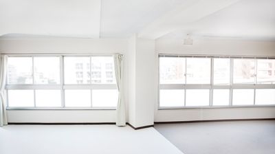 右側全面窓 - 六本木ニュー麻布ビルスタジオ 白ホリゾント レンタル 写真動画スタジオの室内の写真