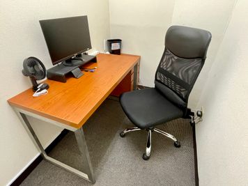【椅子はキャスター付のオフィスチェアなので長時間利用にもピッタリ】 - テレワークブース銀座８丁目 ブース06の室内の写真