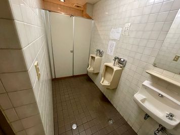 【男性トイレ（小便器×2、個室×1）】 - テレワークブース銀座８丁目 ブース06の設備の写真