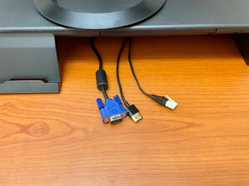 【有線LAN接続と、モニターへは常設のVGA・HDMIケーブルで接続いただけます】 - テレワークブース銀座８丁目 ブース06の設備の写真