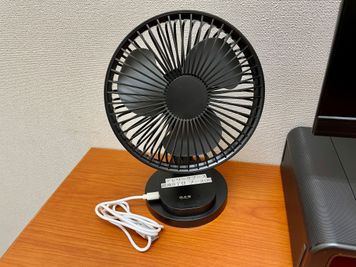 【卓上扇風機はUSBで電源接続が可能です。お手持ち機器とUSB接続でお使いください】 - テレワークブース銀座８丁目 ブース06の設備の写真