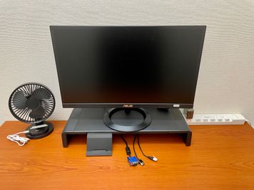 【室内には無料備品としてモニター、Wi-Fi、電源、卓上扇風機、6口電源タップをご用意しています】 - テレワークブース銀座８丁目 ブース06の設備の写真