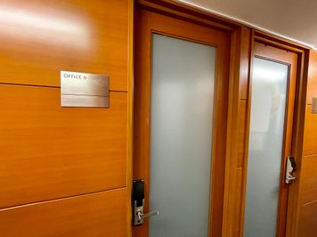 【左手に「OFFICE 6」と書かれた扉があります。そのお部屋が「ブース06」です】 - テレワークブース銀座８丁目 ブース06の入口の写真