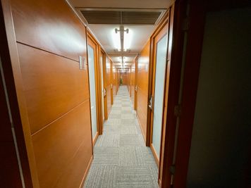 【目の前に１本の廊下がありますので、中ほどまでお進みください】 - テレワークブース銀座８丁目 ブース06の入口の写真
