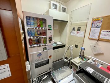 【入口扉のすぐ横に自動販売機があります】 - テレワークブース銀座８丁目 ブース06のその他の写真