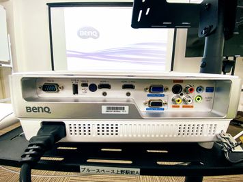 【備品】BenQプロジェクター（単焦点）HDMIケーブル2つDVIケーブル1つ
その他Display miniとHDMI⇔Lightning変換アダプタあり - ブルースペース上野駅前4A&4B(2部屋あり） 4A(401) 撮影スタジオの設備の写真