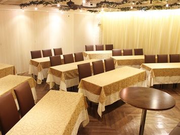 名古屋会議室 ELLE HALL Dining 名古屋駅前店 第1会議室（1〜28名）【室料30%オフ】 の室内の写真