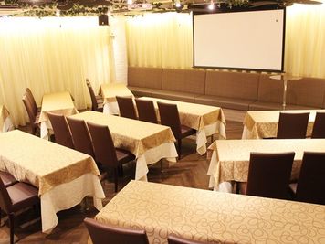 名古屋会議室 ELLE HALL Dining 名古屋駅前店 第1会議室（1〜28名）【室料30%オフ】 の室内の写真