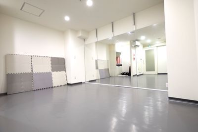 【西荻窪駅徒歩1分！】ダンスやヨガができるスタジオ/ ダンスに最適リノリウム床材/1.8m x 3.2mの大型鏡 - レンタルスタジオ西荻リノ