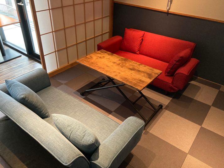 貸し会議室A（商談室）※スペース手前 - IKOMAI DESK (Coworking Space) 貸し会議スペースA（ソファ席）の室内の写真