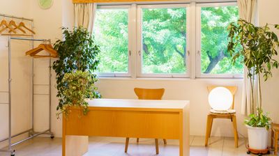 道路側の大窓と街路樹。木製長テーブルあり - フェニックスラウンジ 多目的スペースの室内の写真