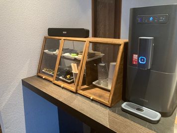 フリードリンク - IKOMAI DESK (Coworking Space) ワークスペースAの室内の写真