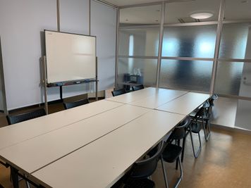 フリーアドレスデスク - シェアスペース&コワーキング岡町 テレワークルームの室内の写真