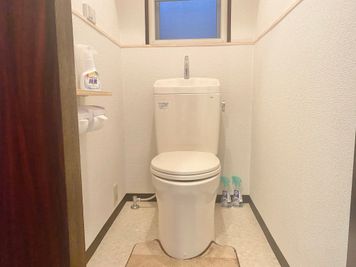トイレ新調✨
清潔にしております。 - 駅２分/完全個室/24時間即時予約OK 【シルビア大阪】駅近2分🚶大型テレビモニター/高速光回線の設備の写真