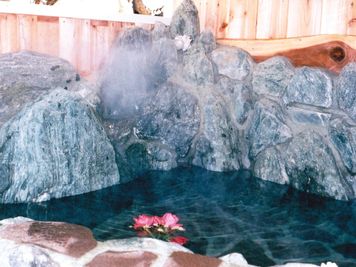 天然温泉かけ流し岩風呂 - 地中海ペンション クノッソス 結婚式も披かれたことがある エーゲ海を思わせる真っ白なテラスの設備の写真