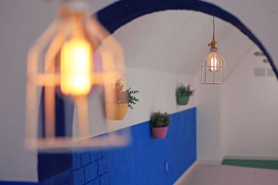 モロッコ・シャウエンを意識したホワイト×シャウエンブルーの内装エリア。トンネルの影を活かしたエキゾチックな写真をお撮りください。 - Wonder Hutte｜家族やグループで使いやすい撮影スタジオ 📸清潔で明るくどなたにも安心して使っていただける撮影空間ですの室内の写真