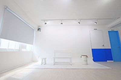 幅広のチェアにお子様を座らせてお撮りください。
チェアは数種類ありますので集合写真などバリエーションある撮り方が可能です。 - Wonder Hutte｜家族やグループで使いやすい撮影スタジオ 📸清潔で明るくどなたにも安心して使っていただける撮影空間ですの室内の写真