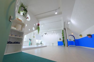 ドアを開けると、お洒落な撮影空間が広がります。 - Wonder Hutte｜家族やグループで使いやすい撮影スタジオ 📸清潔で明るくどなたにも安心して使っていただける撮影空間ですの室内の写真