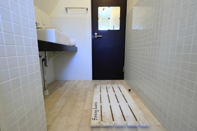 フィッティングボードもございますので、お着替えなどにもご利用いただけます。 - Wonder Hutte｜家族やグループで使いやすい撮影スタジオ 📸清潔で明るくどなたにも安心して使っていただける撮影空間ですの室内の写真