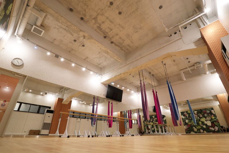 【Bスタジオ】平日午前中半額♪エアリアルヨガ・ダンス・バレエ - スタジオ&オフィス メビウス