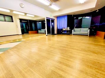 H.Wスタジオ ダンスができるレンタルスタジオAの室内の写真